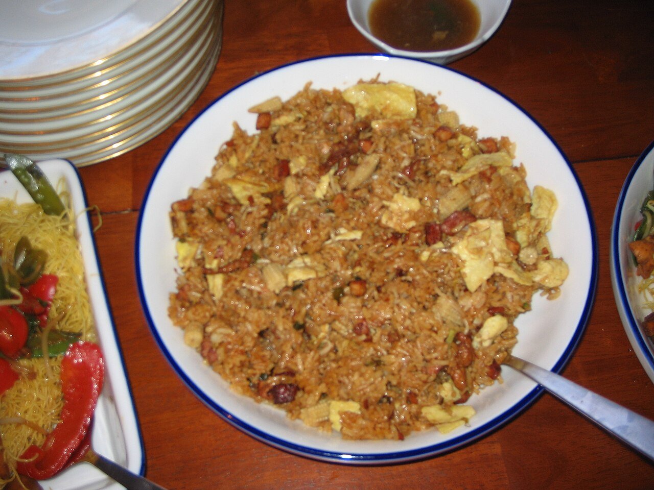 Representative photograph of Arroz Chaufa. The source describes a special fried rice; its protein and vegetable mix may differ from this chicken draft.