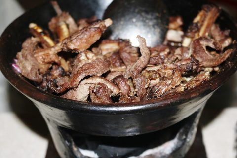 Representative photograph of Ethiopian Beef Tibs. The photograph shows a sizzling serving with different accompaniments from this draft.