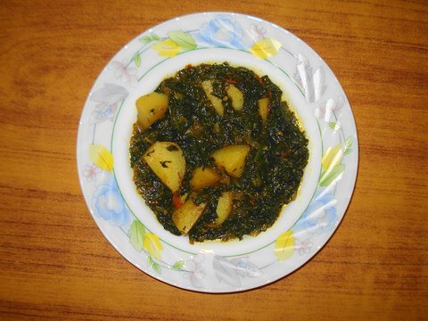Representative photograph of Pakistani Aloo Palak.